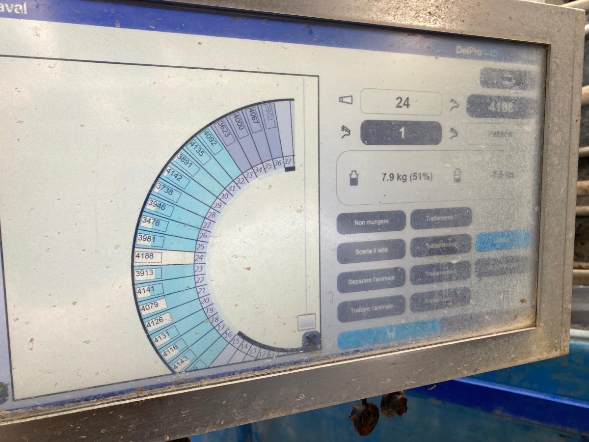 Dal display in stalla l'operatore è in grado di monitorare l'andamento della mungitura